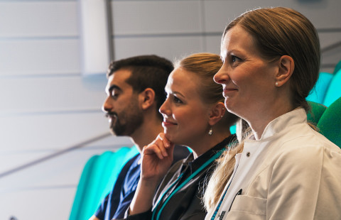 osallistujat auditoriossa