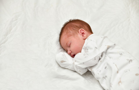 Vastasyntynyt vauva nukkuu.