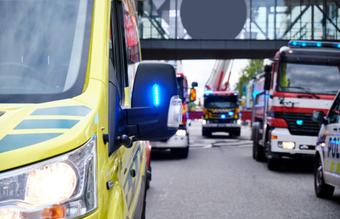 Ambulanssi ja paloautoja liikenteessä.
