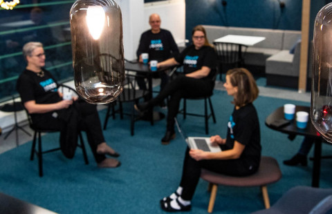 JOKin väkeä istumassa