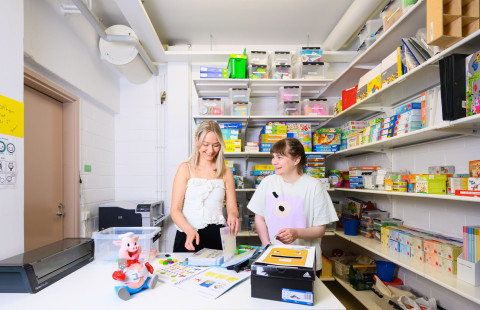 Logopedian opiskelijat Anniina Heinonen ja vaalee Meeri Rimpi.