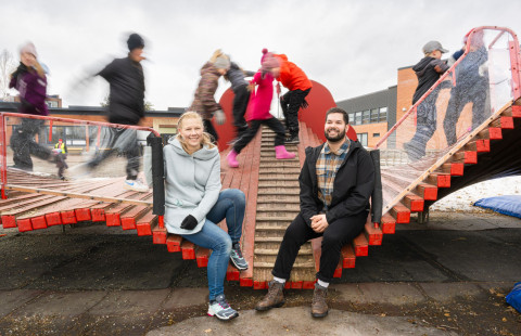 Kristiina Poutiainen ja Thomas Viik alakoulun välitunnilla.