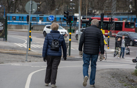 Jalkakäytävällä kävelevä pariskunta.