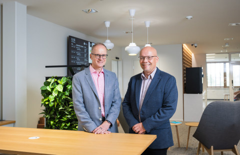 Rehtori Tapio Määttä ja tuleva dekaani Ilkka Huhta keskustelevat Mistä tiede syntyy -podcast-sarjassa.