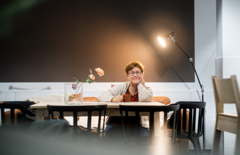 Tiina Sotkasiira In the cafe.