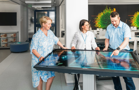 interaktiivien näytön äärellä