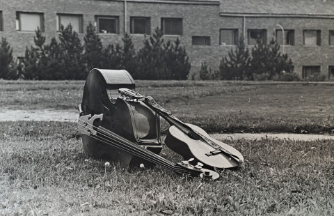 (Ei saa käyttää) Kontrabasso ja kitara.