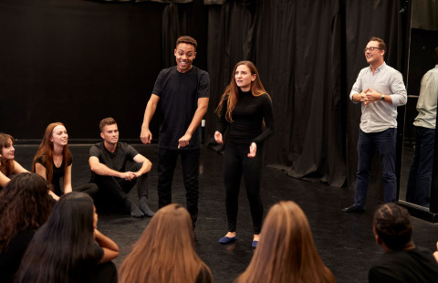 Ryhmä ihmisiä harjoittelee improvisaatiota.