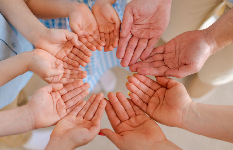 Kämmenet yläspäin ympyrässä.