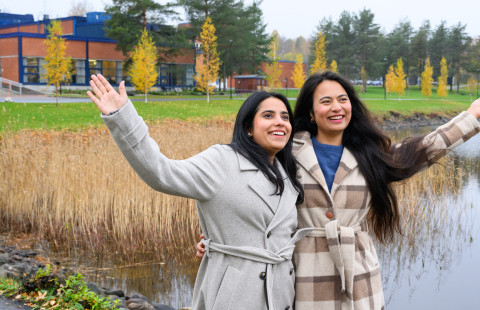 Noor Butt ja Rakhsa Adhikari.