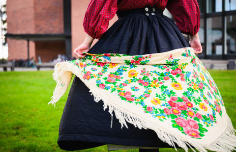 Henkilö pyörii huivin kanssa.