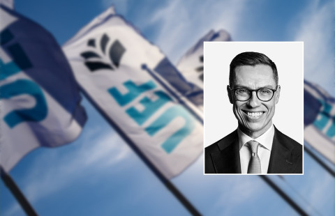 Tasavallan presidentti Alexander Stubb ja yliopiston lippuja kuvassa.