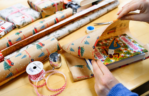 Joululahjojen paketointi.