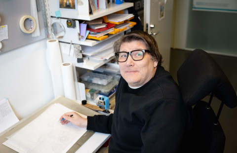 Kari Korolainen työhuoneella.