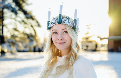 Lucia-neito ulkona talvisella kampuksella