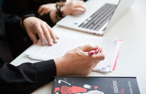 Opiskelijat opiskelemassa.