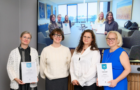 Vuoden viestijä 2025 -palkinnon saajat yhteiskuvassa: yliopistonlehtori Hanna Ristolainen (oikealla edessä), professori Elisa Tiilikainen, väitöskirjatutkija Laura Hako ja tutkijatohtori Tiina Syyrilä sekä videokuvassa projektitutkija Sanni Rantanen, laboratorioinsinööri Pasi Jalkanen, väitöskirjatutkija Olivia Kuuri-Riutta, yliopistotutkija Hanna Laako ja projektipäällikkö Anna Logrén.