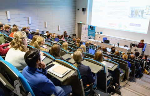 Ihmisiä luentosalissa.