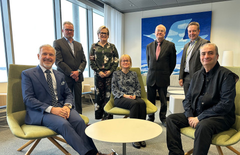 Nesteen teknologia- ja innovaatiojohtaja Lars Peter Lindfors sekä yliopistojen tutkimusryhmien edustajat yhteiskuvassa.