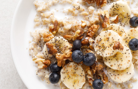 Kaurapuuroa, banaania, mustikoita ja pähkinöitä.