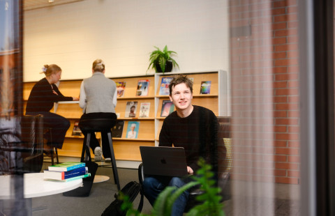 Konsta Kinnunen avoimen yliopiston opiskelijatarinassa.