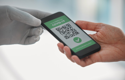 Corona vaccine certificate on the phone.