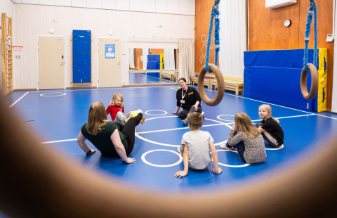 Liikuntatunti päiväkodissa.