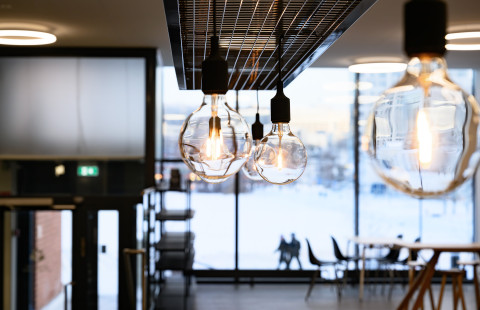 Valoja ikkunan edessä.