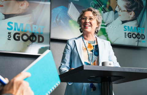 Henkilö pitää puheenvuoroa luentosalissa