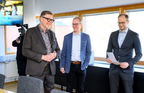 Itä-Suomen yliopistoa vuosina 2015-2025 johtanut Jukka Mönkkönen, nykyinen rehtori Tapio Määttä ja muistelmateoksen kirjoittaja FT, dosentti Mikko Kohvakka kirjan julkaisutilaisuudessa 30.3.2026.