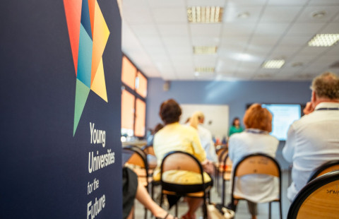 Ihmisiä luentosalissa