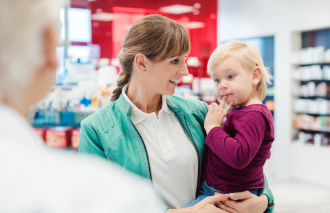 Äiti ja lapsi apteekissa.