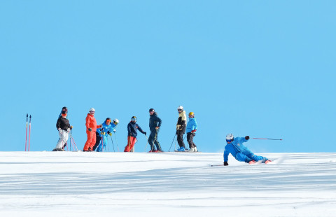 Laskettelijoita rinteessä.