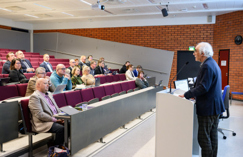 Siamäk Naghian puhumassa yleisön edessä.