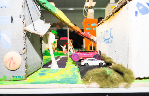 Alakoululaisten tekemä pienoismaaima.