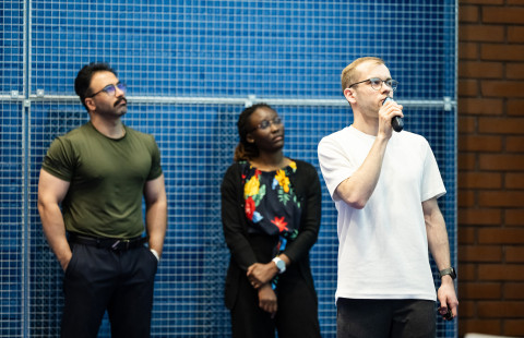 Hamid Behravanin, Catherine Kayonga ja Aleksandr Danilenko muodostivat ”XrAI – QC control for Capsule production” -tiimin, joka ratkoi lääkekapseleiden tuotannon ongelmakohtia UEF Innovator -ohjelmassa.