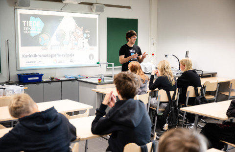  LUMA-keskuksen projektikoordinaattori Niko Kyllönen puhumassa oppilaille.