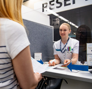 Asiakaspalvelua Itä-Suomen yliopiston apteekissa.