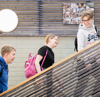 Oppilaat kävelemässä portaita ylös. 