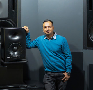 Tietojenkäsittelytieteen opiskelija Quazi Shahidul Islam kuvattuna Genelec-yrityksen tiloissa.