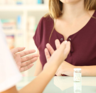 Lääkeneuvontaa apteekissa.