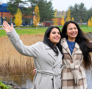 Noor Butt ja Rakhsa Adhikari.