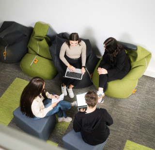 Opiskelijoita tekemässä ryhmätyötä