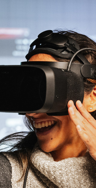 Nainen katsoo VR-lasien kautta.